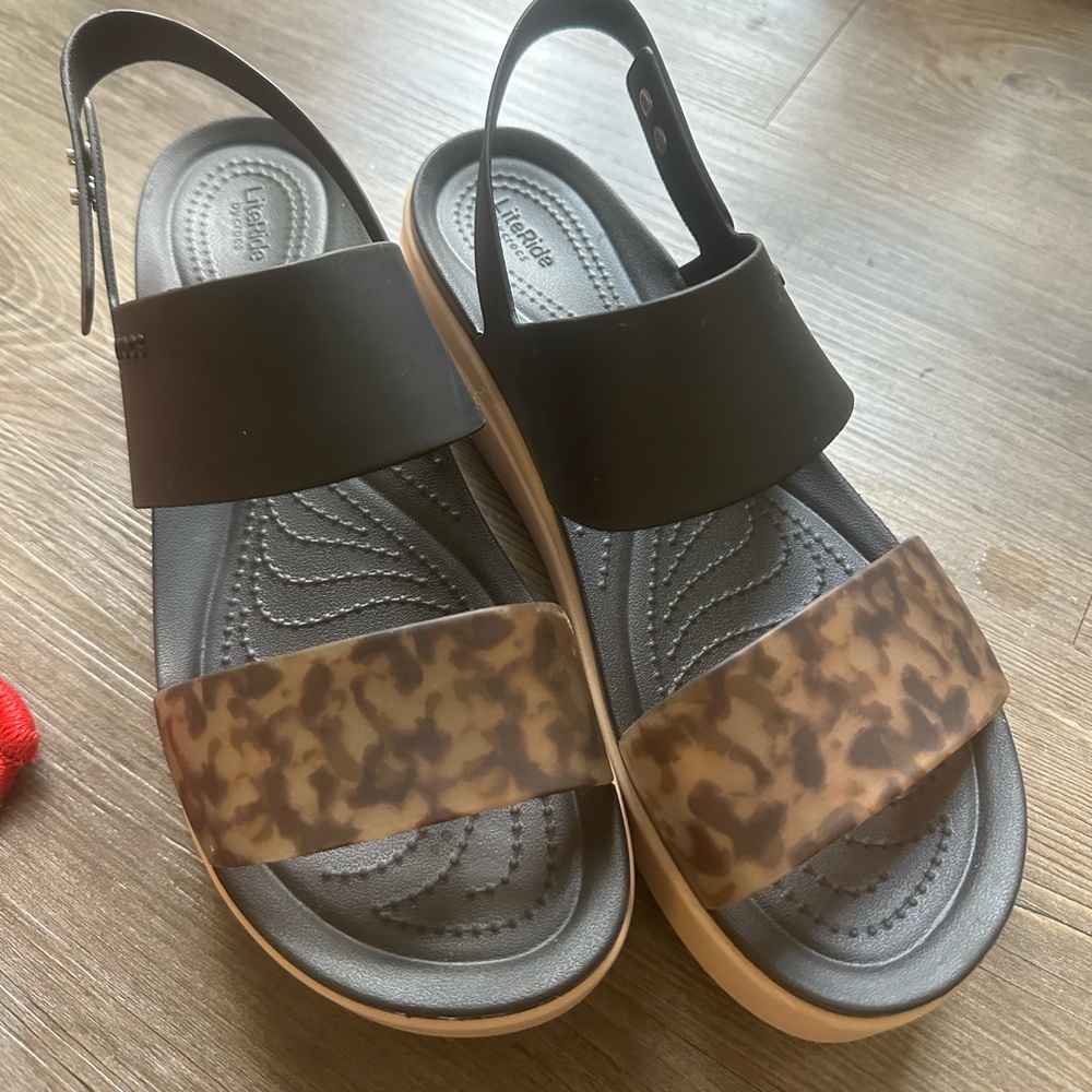 Crocs Brooklyn Low Wedge. Sz. 11.